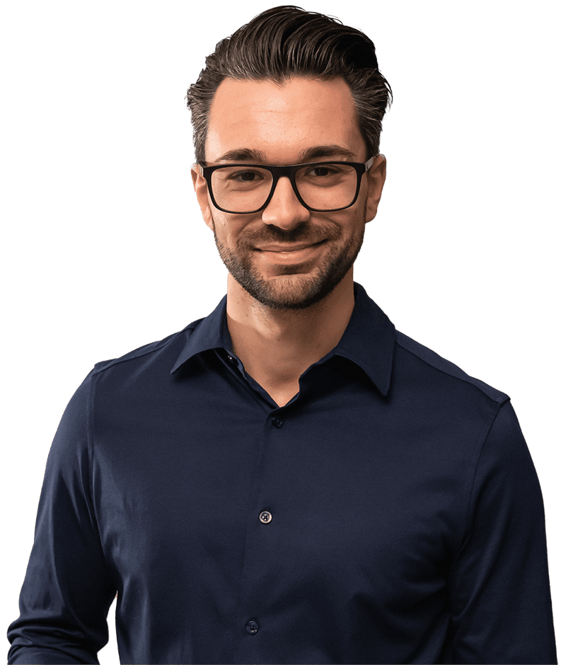 Thomas Gal spricht auf einer Bühne vor Publikum